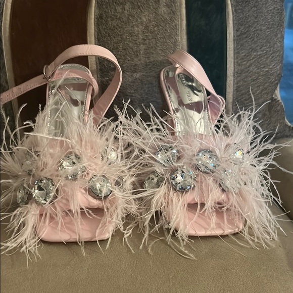Elegant Pink Feathered Heels - Picture 2 of 4